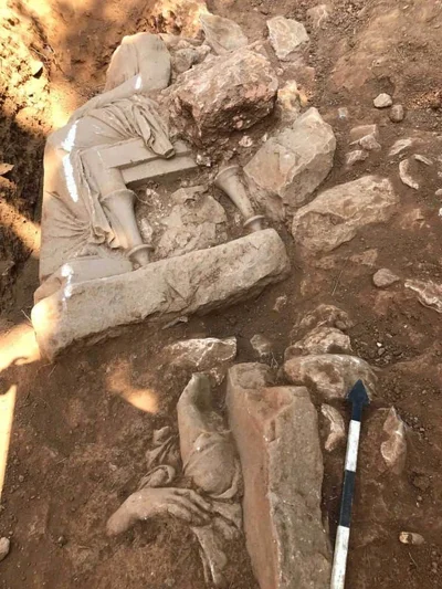 Дяка випадковості: у Греції поблизу аеропорту знайшли старовинні статуї жінок - фото 504572