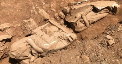 Дяка випадковості: у Греції поблизу аеропорту знайшли старовинні статуї жінок - фото 504573