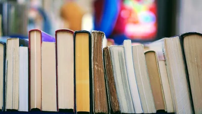 В 2020 году люди стали покупать больше книг, но вовсе не для чтения