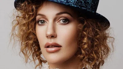 Турецкая актриса Мерьем Узерли с дочками снялась в нежной фотосессии