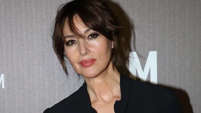 Какая женщина: 56-летняя Моника Беллуччи соблазнила стройными ножками в элегантной съемке