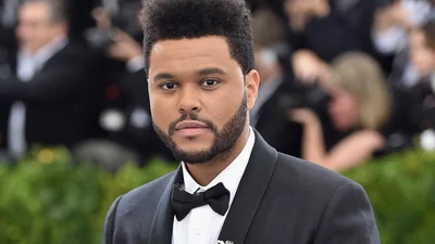 Певец The Weeknd объяснил, почему выступает с забинтованным лицом