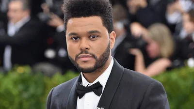 Певец The Weeknd объяснил, почему выступает с забинтованным лицом
