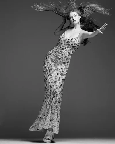 Чарівна Джіджі Хадід вперше після народження доньки прикрасила обкладинку Vogue - фото 505412