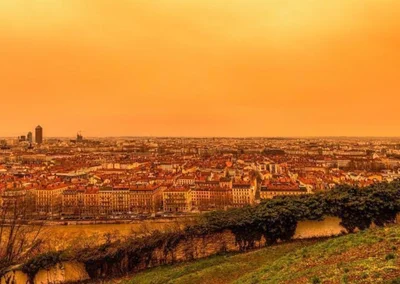 Апокаліптична картинка: небо у Франції стало оранжевим - фото 505578