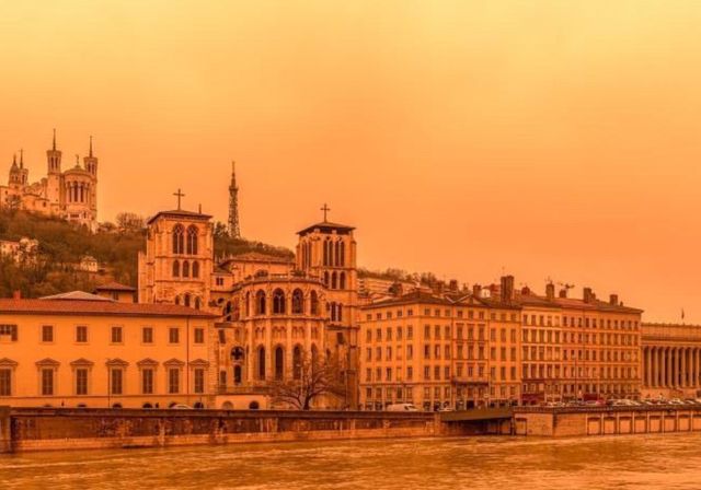 Апокалиптическая картинка: небо во Франции стало оранжевым - фото 505579