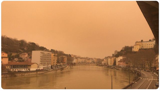 Апокалиптическая картинка: небо во Франции стало оранжевым - фото 505581