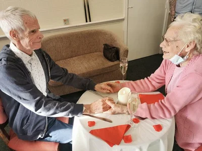 Ковід на рік розлучив пару, яка була разом 60 років, і їх зустріч - наче сцена з мелодрами - фото 505698
