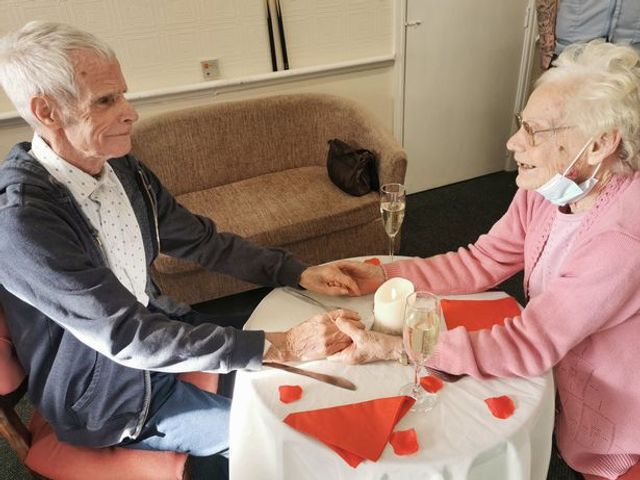 Ковид на год разлучил пару, которая прожила 60 лет, и их встреча - как сцена из мелодрамы - фото 505698