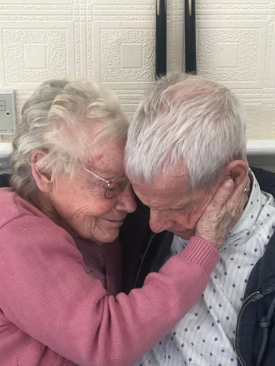 Ковид на год разлучил пару, которая прожила 60 лет, и их встреча - как сцена из мелодрамы - фото 505699
