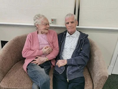 Ковід на рік розлучив пару, яка була разом 60 років, і їх зустріч - наче сцена з мелодрами - фото 505700