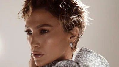 Новый человек: Дженнифер Лопес примерила для стильной фотосессии стрижку «под мальчика»