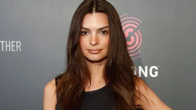 Емілі Ратажковскі показала себе голу на 8-му місяці вагітності в новій фотосесії