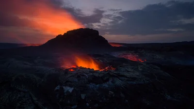 Турист хотел помедитировать у вулкана, но тот внезапно проснулся