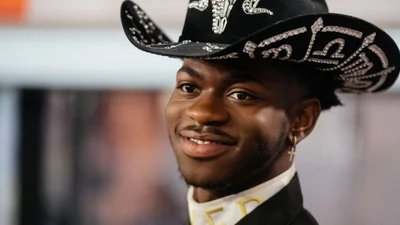 Певец Lil Nas X опубликовал фото с силиконовой грудью, и у фанатов шок