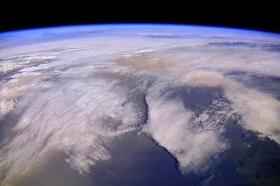 Астронавт показал, как выглядит песчаная буря из космоса - фото 506120