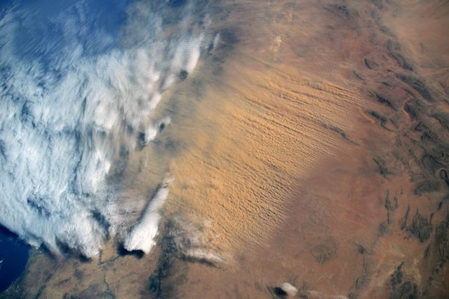 Астронавт показал, как выглядит песчаная буря из космоса - фото 506121