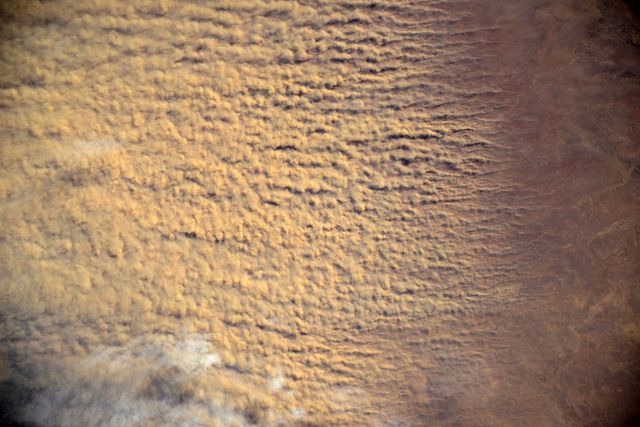 Астронавт показал, как выглядит песчаная буря из космоса - фото 506122