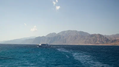 Шарм-эль-Шейх огородили бетонной стеной, и теперь он напоминает совсем не курорт