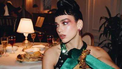 Дуа Липа выпустила новый клип, в главных ролях которого - крабы, плывущие на Титанике