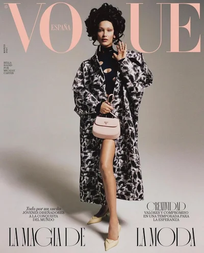 Белла Хадид украсила обложку Vogue, позируя с необычной прической - фото 506210