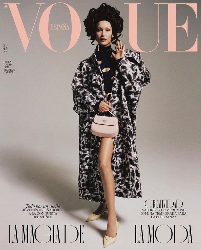 Белла Хадід прикрасила обкладинку Vogue, позуючи з незвичною зачіскою - фото 506210