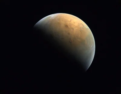 Показали первое фото Марса, сделанное миссией ОАЭ - фото 506397