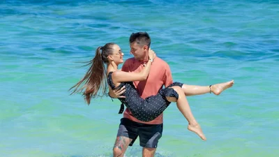 Еротично: Ксенія Мішина знялась топлес в обіймах коханого Еллерта