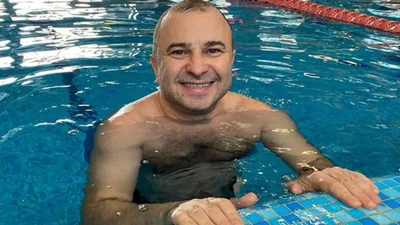 Кто там говорил о старости: Виктор Павлик покатался стоя на носах дельфинов