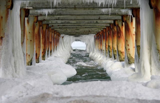 Волны Балтийского моря внезапно превратились в лед - фото 506617