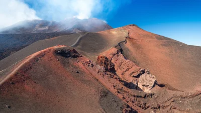 В Италии "проснулся" вулкан, и вот впечатляющее видео с его извержением