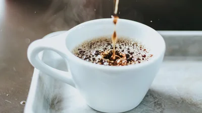 Вчені вивчали вплив кави на сон, а виявили, як вона змінює наш мозок
