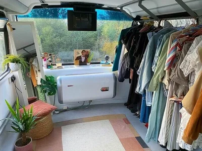 З ванною й гардеробом: пара переробила старий автобус на двоповерховий будинок - фото 506922