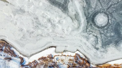 Соленый Хаджибейский лиман замерз и создал фантастические пейзажи