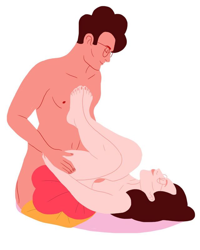 Зручні і оргазмічні пози з подушкою для різноманіття в сексі - фото 507187