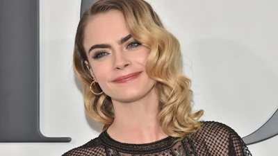 Кара Делевінь перефарбувалася в брюнетку