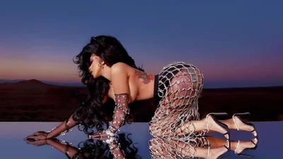 Эпатажная крошка Карди Би появилась на обложке без трусиков, но в золотых ботфортах