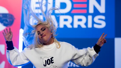 Леди Гага дебютировала с новым цветом волос