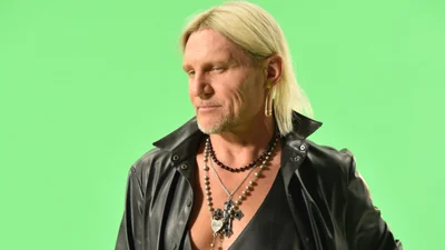 Олег Скрипка заспівав англійською та зняв кліп на український шедевр «Два кольори»