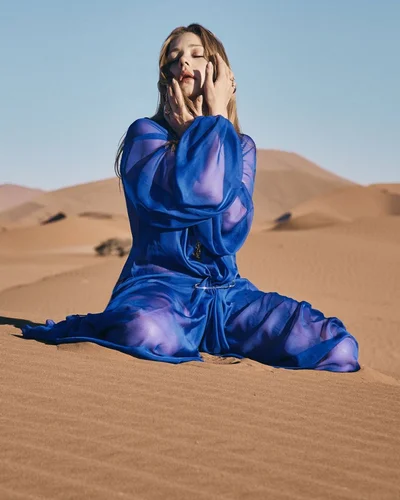 Тина Кароль в голубом платье посреди пустыни поразила новым фотосетом - фото 507797