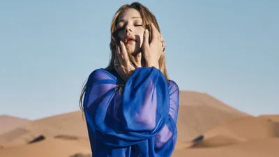 Тіна Кароль у блакитній сукні посеред пустелі вразила новим фотосетом