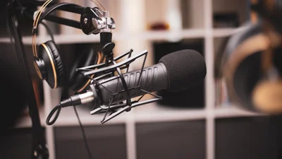 Мальчик украдкой взял микрофон отца и озвучил эфир на ТВ