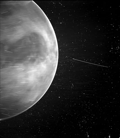 Зонд NASA сделал потрясающий кадр ночной Венеры - фото 508001