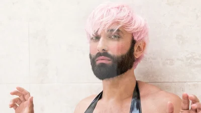 Кончита Вурст снялась в стрингах и открыла свою "интригу"