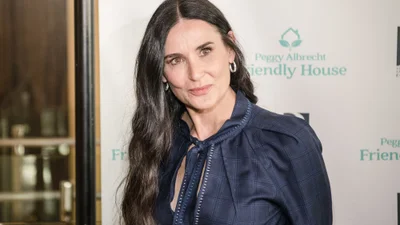 Деми Мур показала себя без макияжа после слухов о пластике