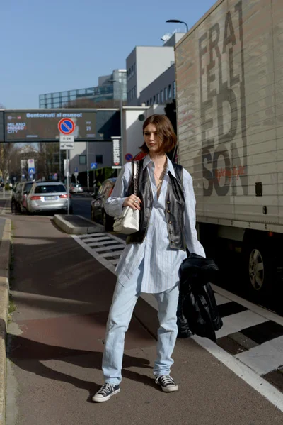 Неделя моды в Милане: стильные образы, подсмотренные на улицах - фото 508290