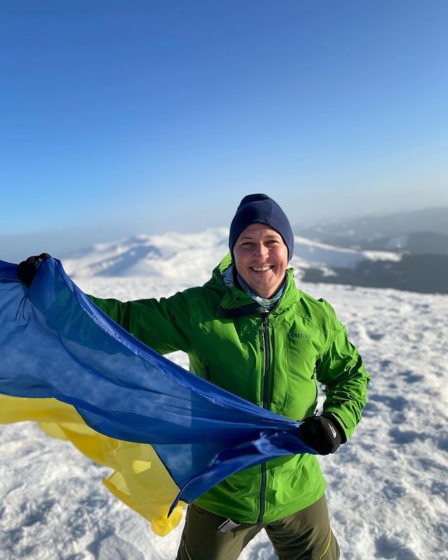 Александр Педан показал, как зимой с флагом покорил Говерлу - фото 508324