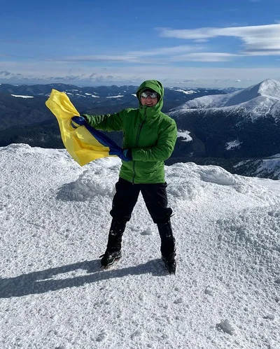 Александр Педан показал, как зимой с флагом покорил Говерлу - фото 508328