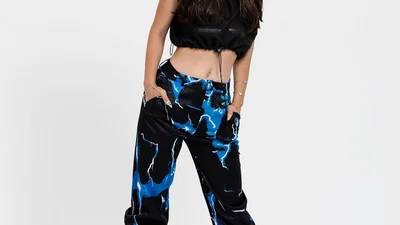 Аня Тринчер показала горячее фото в полупрозрачном боди и рассказала о первом поцелуе