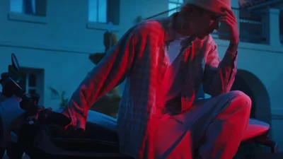 Влюбленный Джастин Бибер убегает от копов в новом клипе на песню "Hold On"